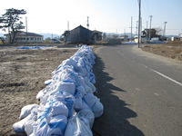 土嚢を積んだ道路